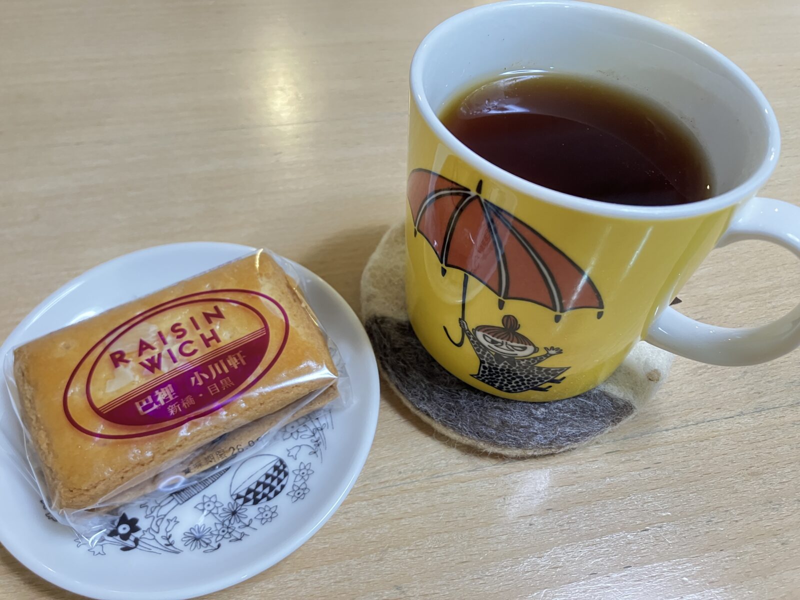エミリアに小川軒のレーズンウィッチを乗せたところ