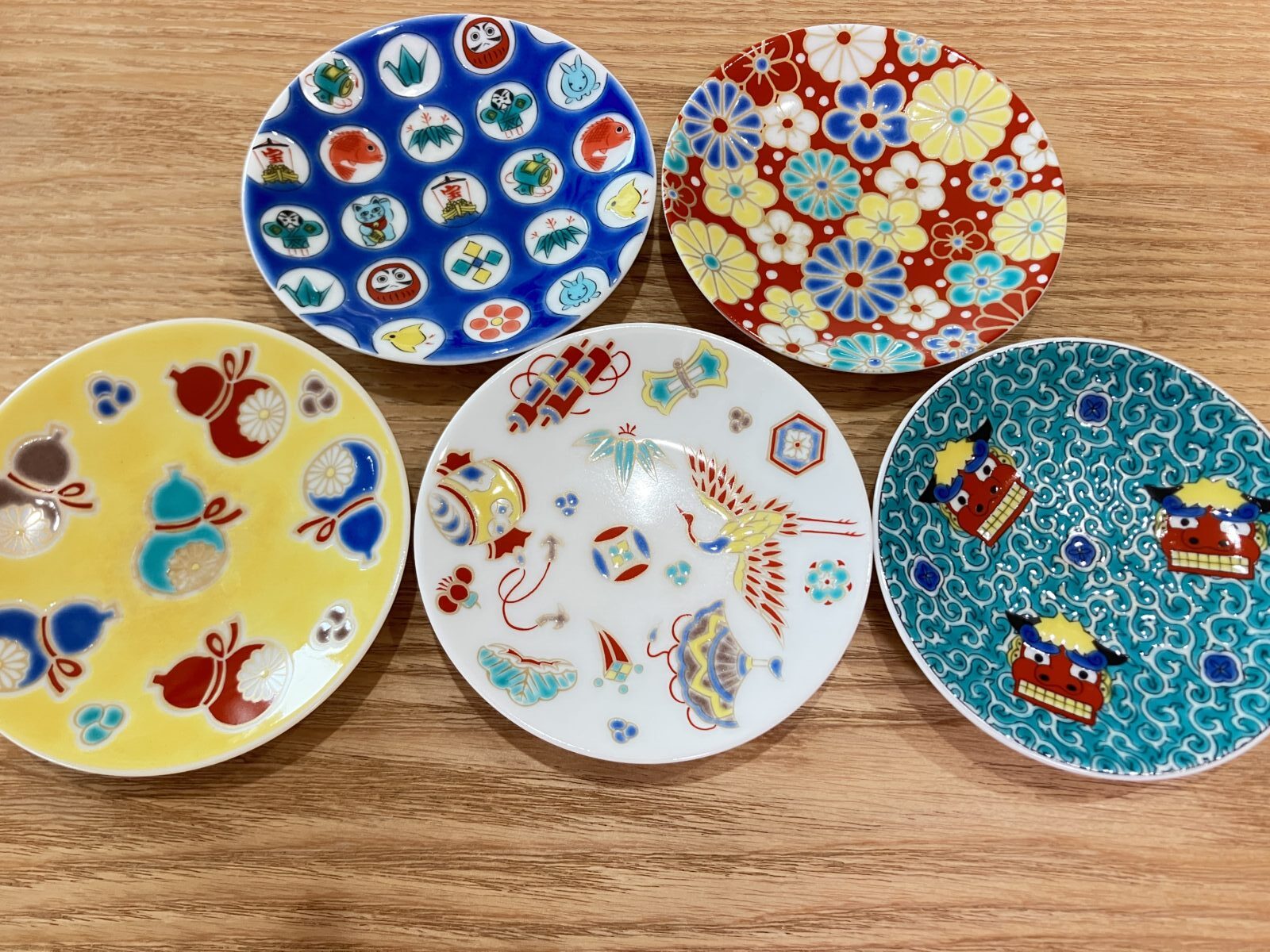 青郊窯の九谷焼の小皿5枚。赤・緑・黄・青・白のそれぞれ違う絵柄