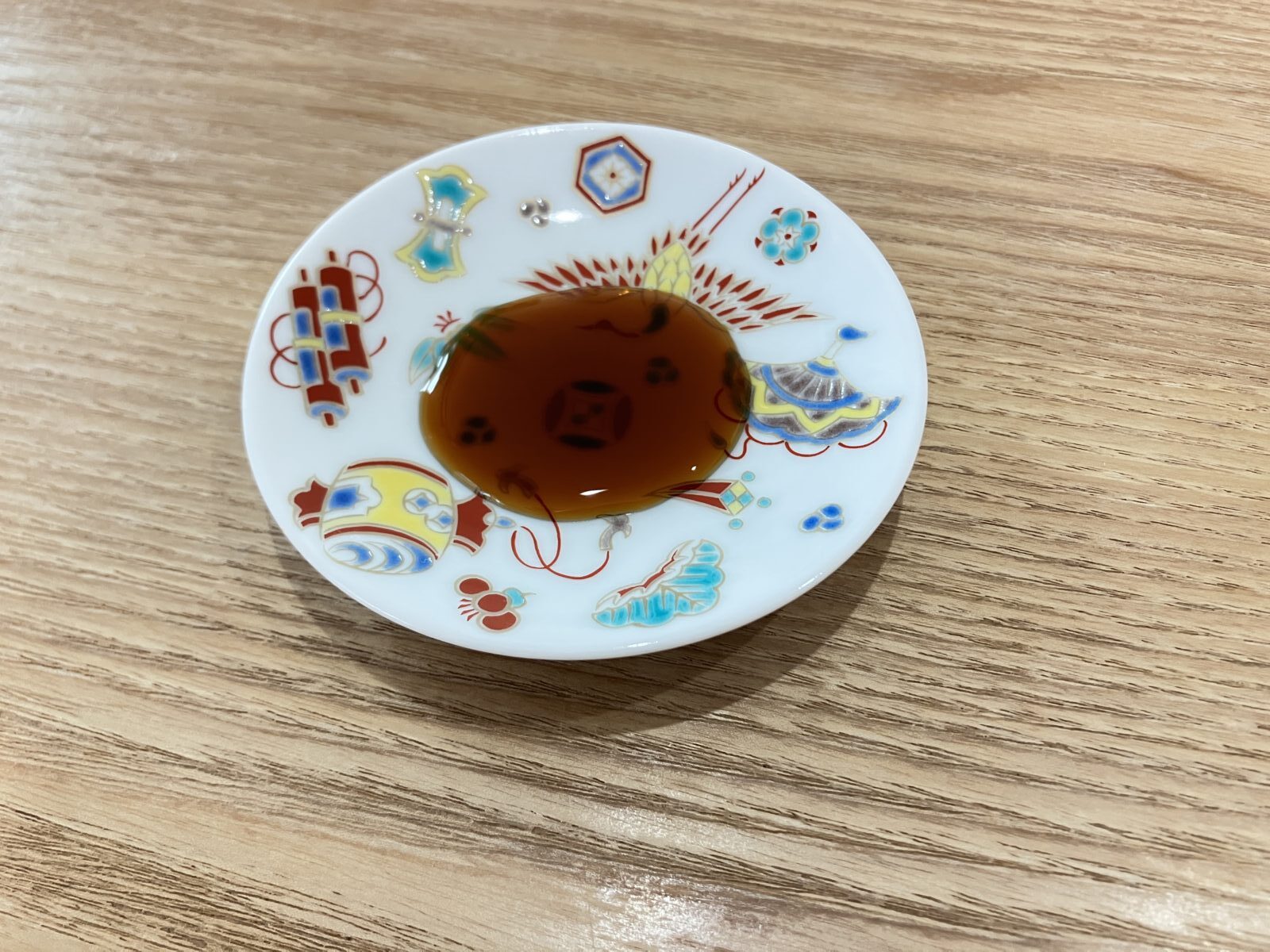 九谷焼の小皿にお醤油を注いだところ