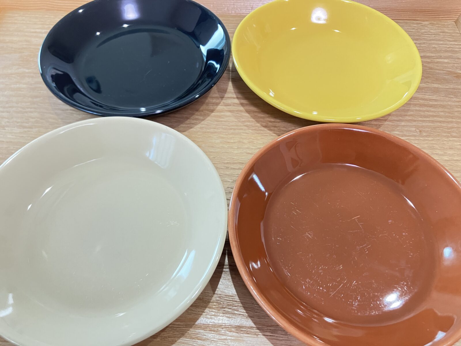 イッタラのティーマ12cm。ブラック・イエロー・リネン・ヴィンテージブラウンの4色