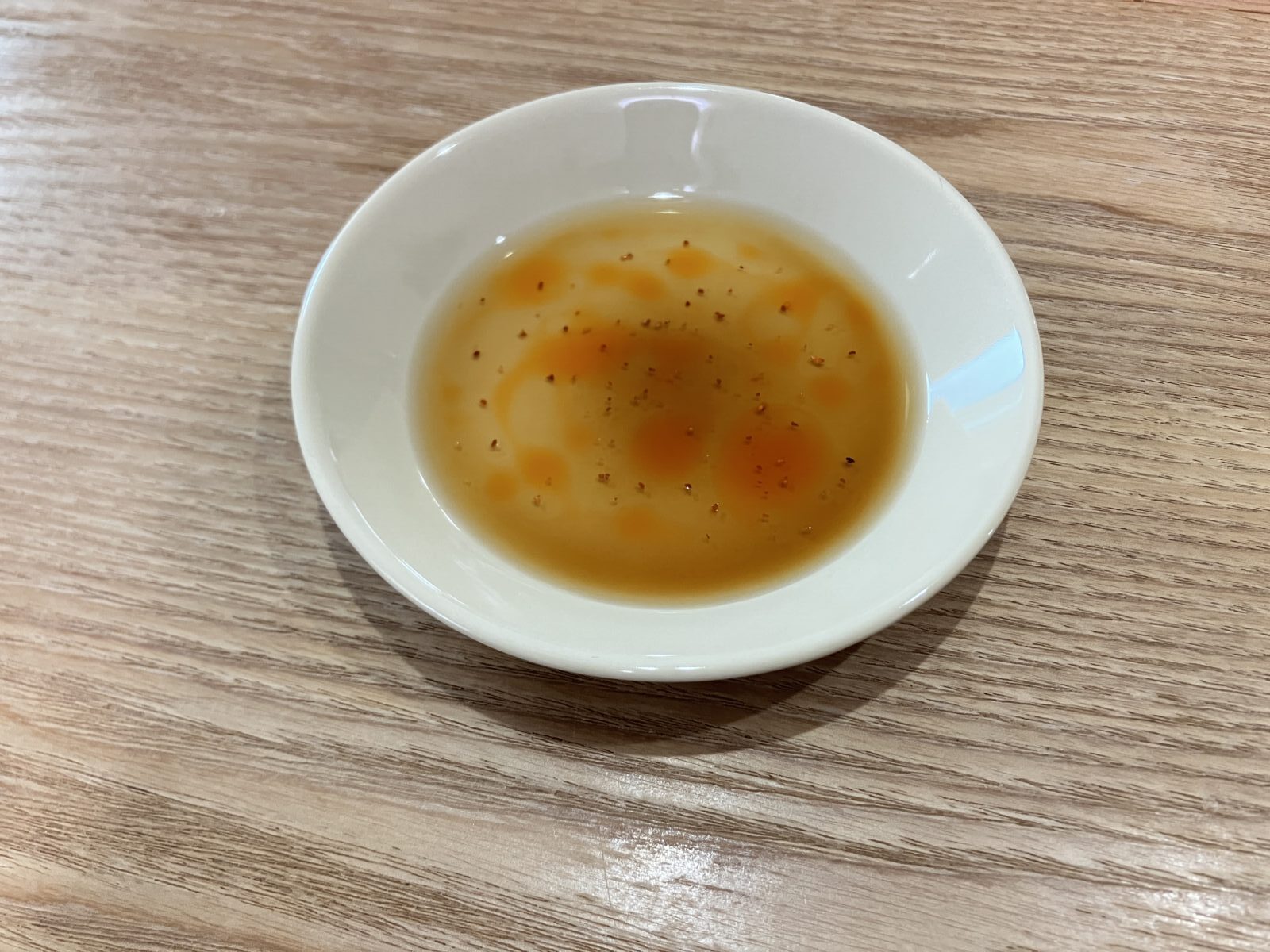 ティーマの小皿に餃子のタレを入れたところ
