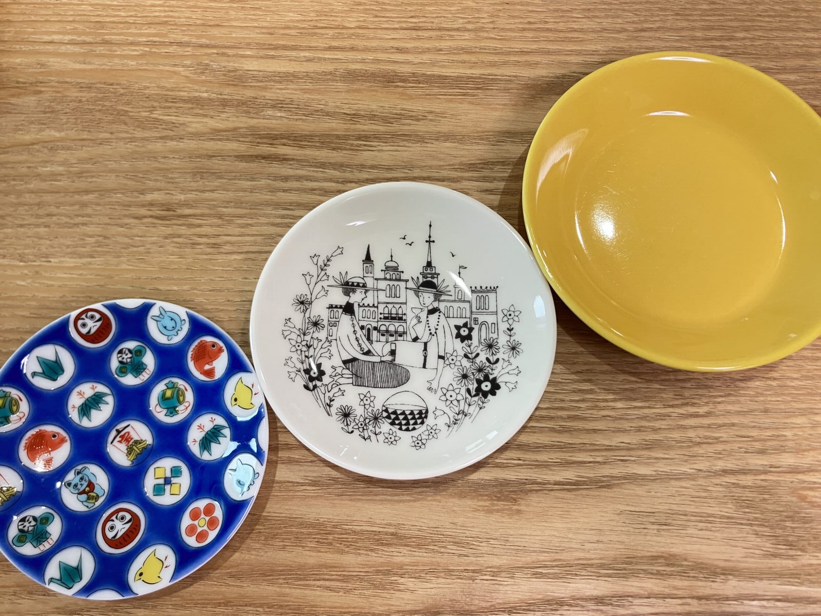 九谷焼(9.5cm)、エミリア(10.5cm)、ティーマ(12cm)を並べたサイズ比較
