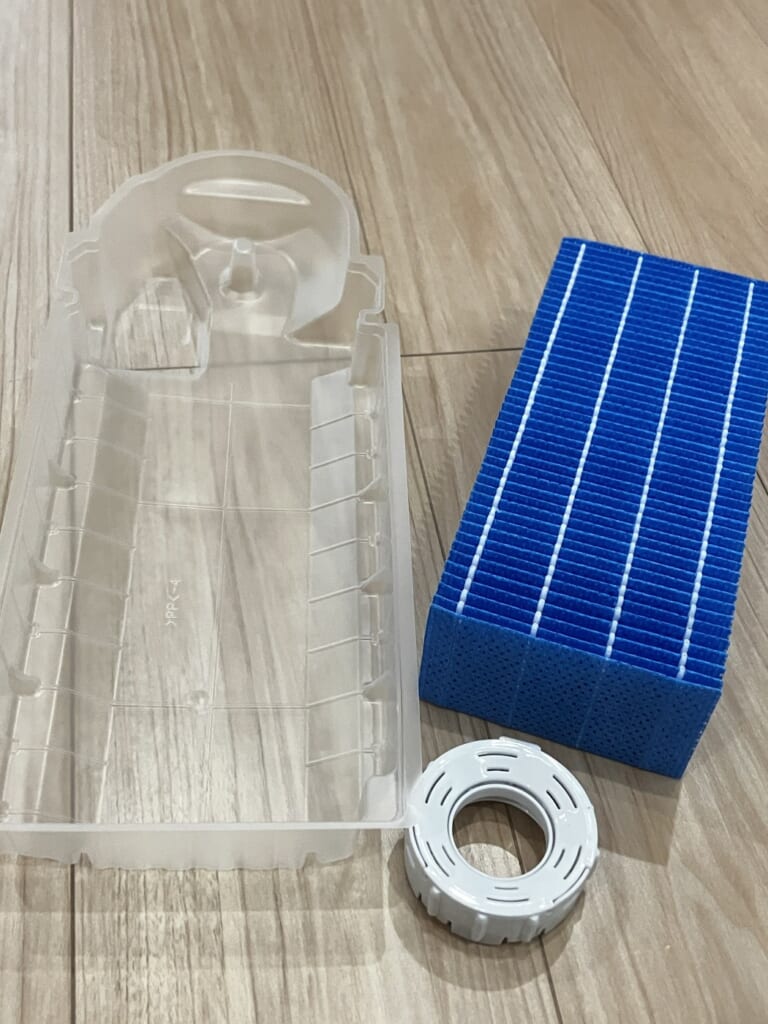 お手入れするパーツ。透明のトレイカバー、青いフィルター、丸い抗菌アタッチメント