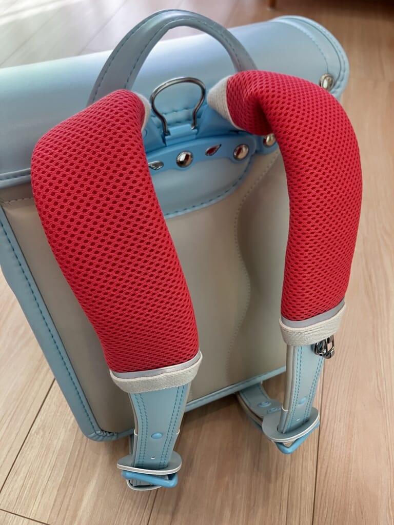 ランドセルの肩ベルトに付けた、メッシュの肩パッド