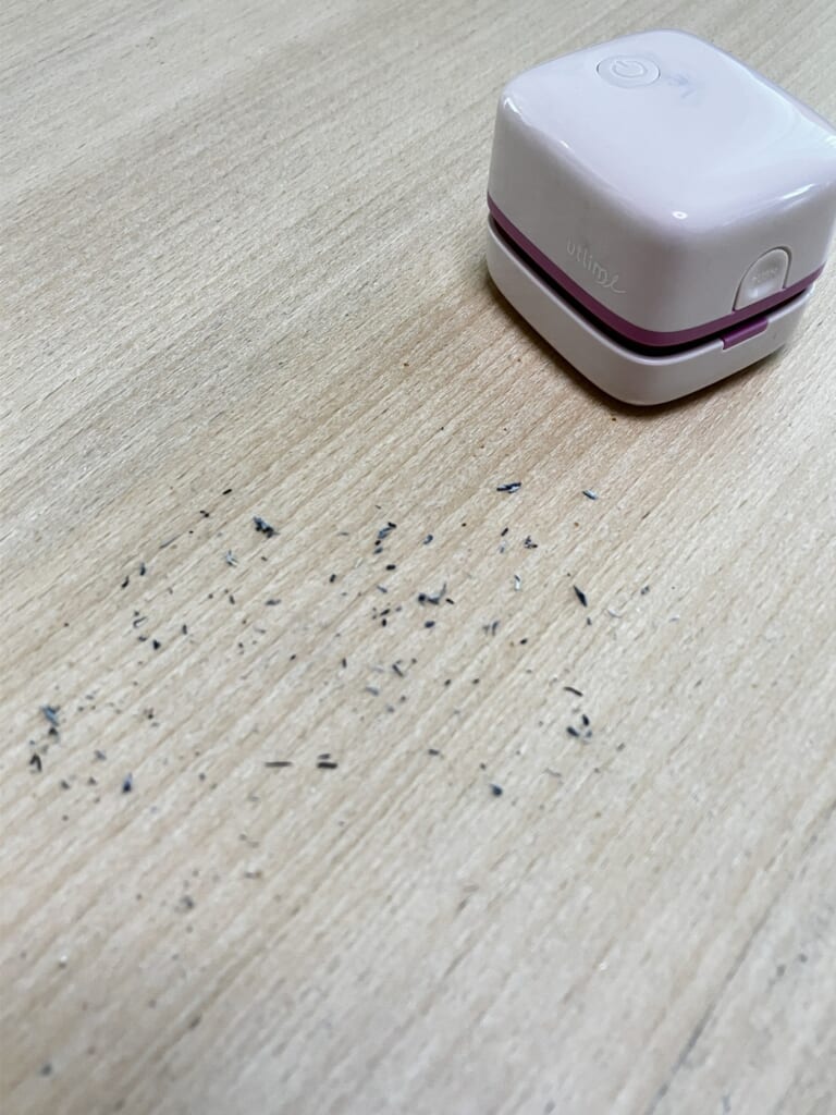 宿題のあとのテーブルに散らかった消しゴムのカスと、卓上クリーナー