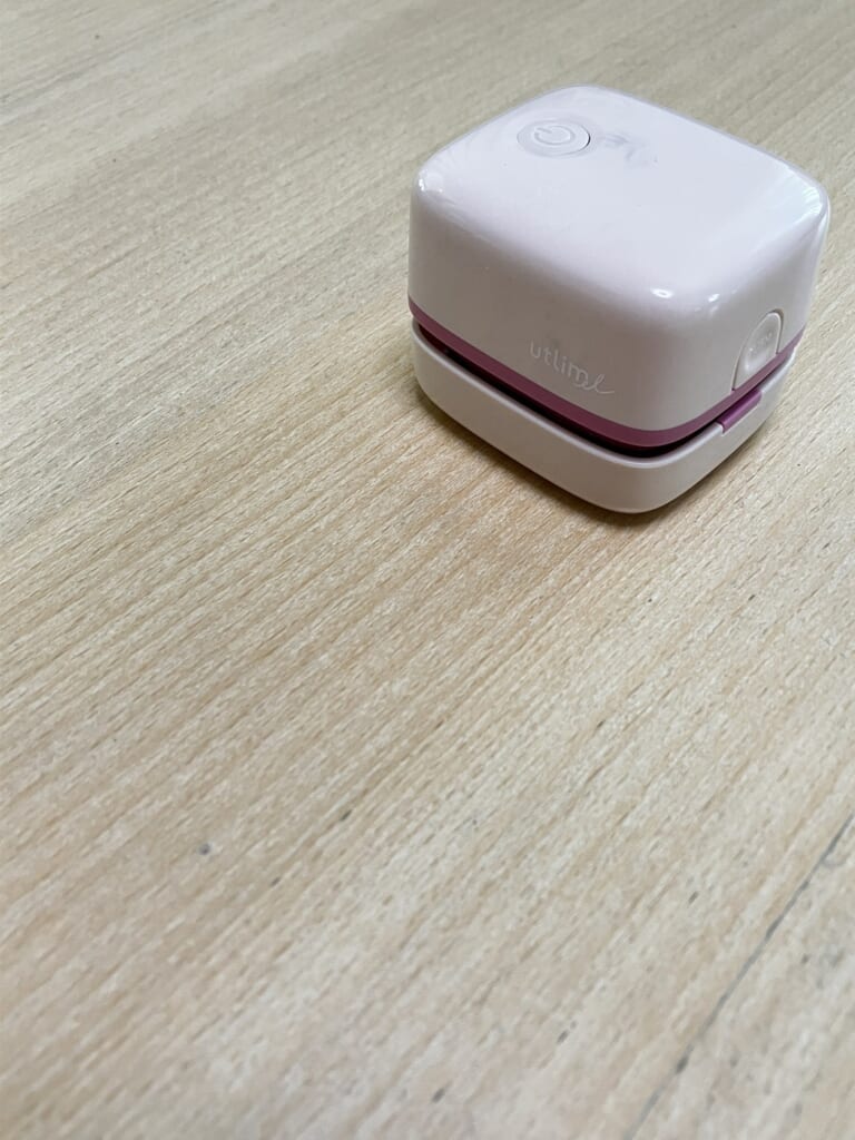 卓上クリーナーで吸い取って、きれいになったテーブル
