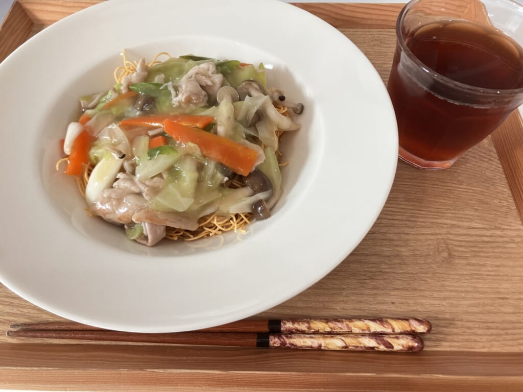 アラビア ココのプレートに盛った、あんかけ焼きそば