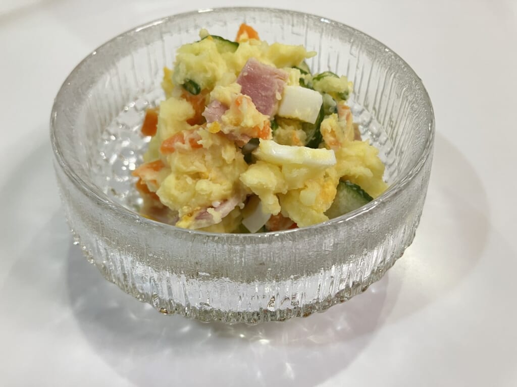 ウルティマツーレのボウルに盛ったポテトサラダ