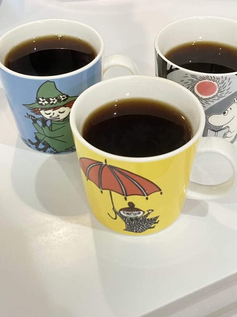 コーヒーを入れたムーミンのマグカップ。ミイ、スナフキン、アドベンチャームーブ